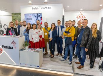 grupa ludzi pozująca do zdjęcia