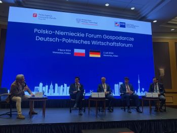 zdjęcie z forum gospodarczego przedstawiające uczestników panelu dyskusyjnego na secenie