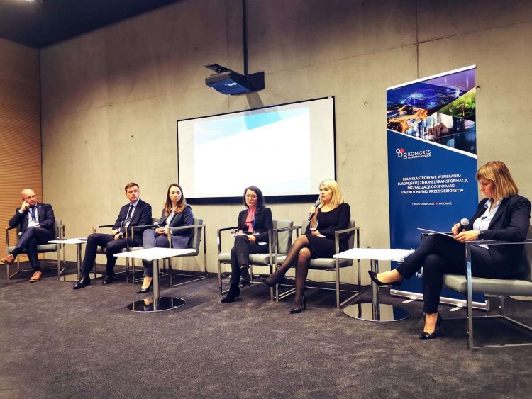 ludzie rozmawiający na scenie