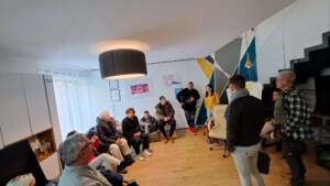 ludzie rozmawiający przy stole