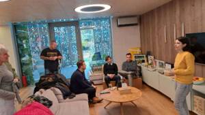 ludzie rozmawiający przy stole