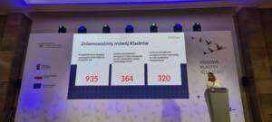 człowiek omawiający prezentację