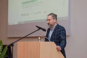 mężczyzna przemawiający przez mikrofon