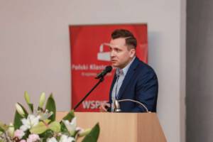 mężczyzna przemawiający przez mikrofon