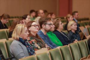 ludzie siedzący w auli