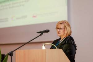 kobieta przemawiająca przez mikrofon