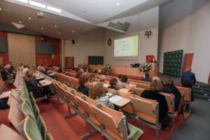 ludzie siedzący w auli