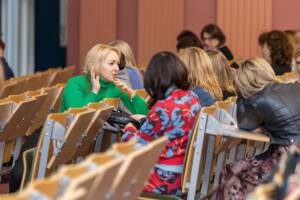 ludzie siedzący w auli