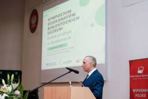 mężczyzna przemawiający przez mikrofon