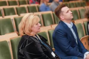 ludzie siedzący w auli