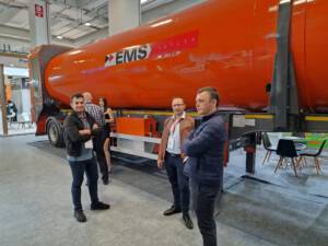 grupa ludzi obok cysterny