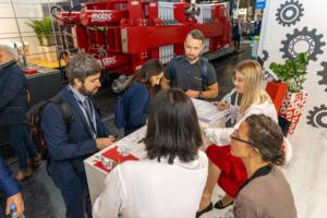 ludzie zebrani przy sole