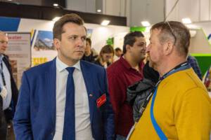 dwóch rozmwaijącyh ze sobą mężczyzn