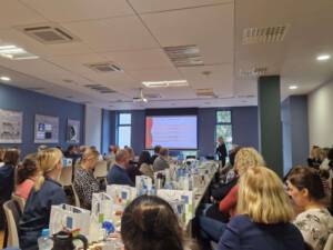 ludzie oglądający prezentację