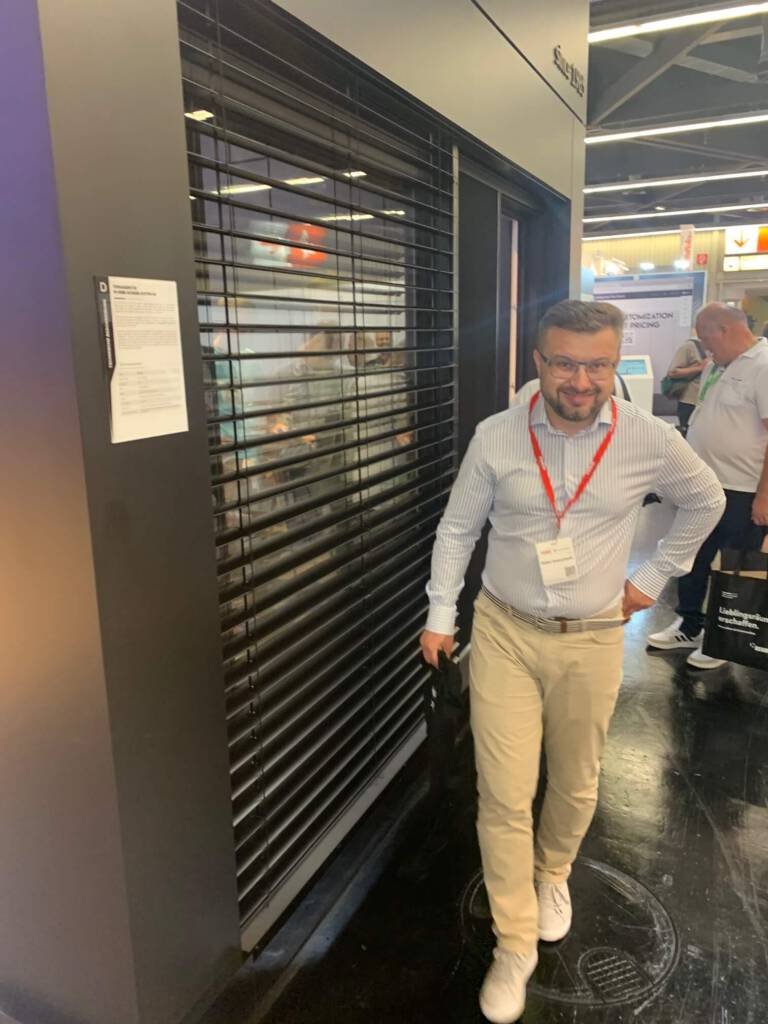 mężczyzna pozujący do zdjęcia