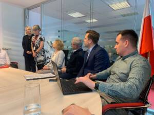 ludzie rozmawiający przy stole