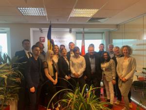 ludzie pozujący do zdjęcia