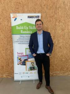 mężczyzna stojący obok ulotki promującej build up skills