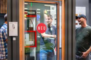 mężczyzna otwierający drzwi