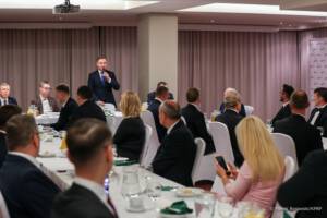 Andrzej duda prowadzi przemowę na sali bankietowej