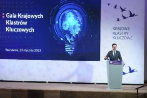 człowiek prowadzi prezentację