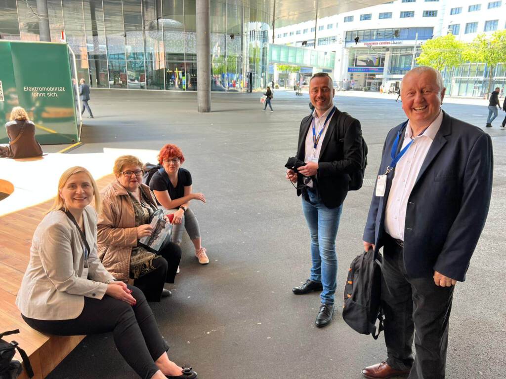 ludzie pozujący do zdjęcia