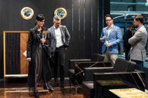 Ludzie oglądający fotele 